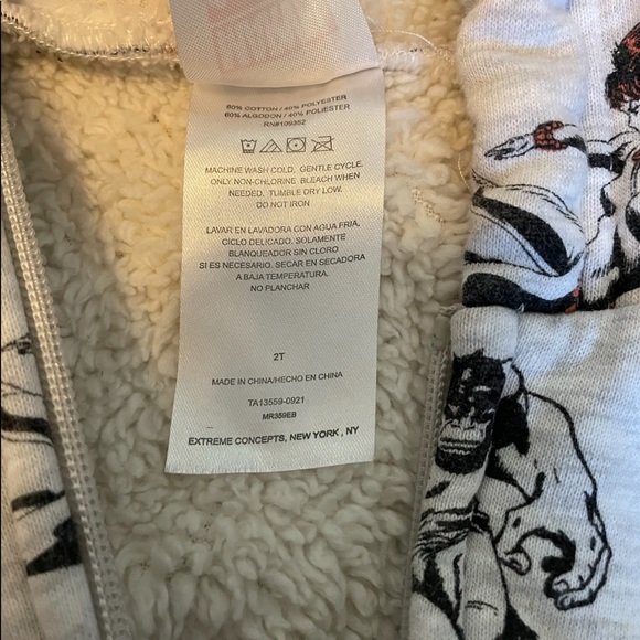 Boys 2T Marvel jacket - Picture 3 of 3